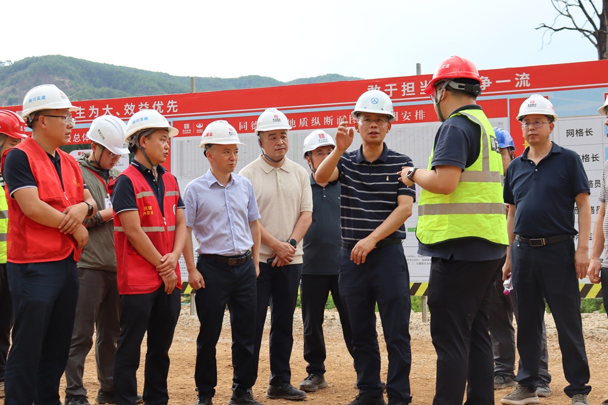 盐边县委副书记、县长付建平一行调研攀盐高速项目同德隧道建设推进情况