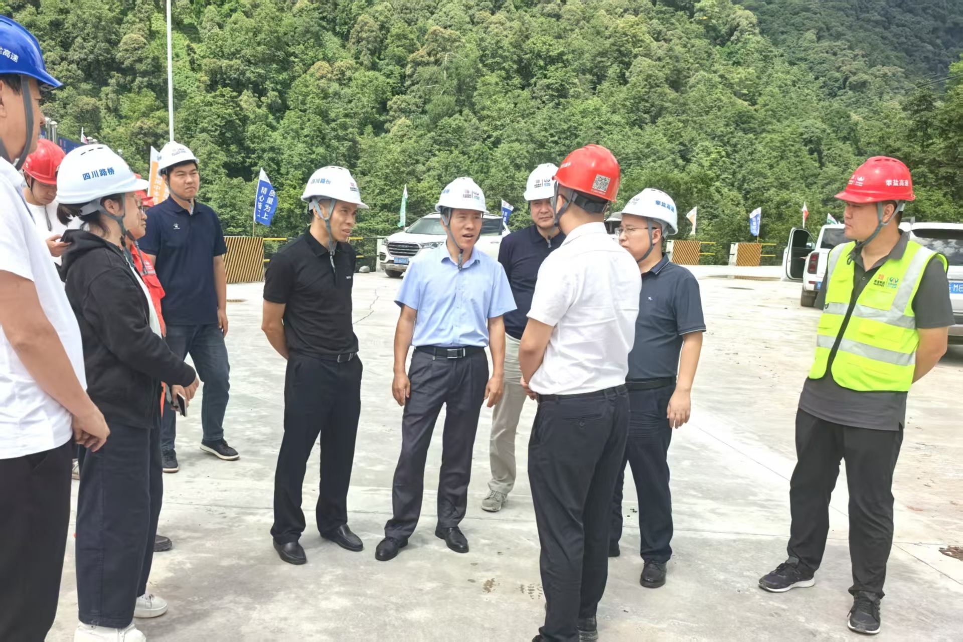 攀枝花市人民政府副秘书长王发胜调研攀盐高速项目安全生产与防汛减灾工作